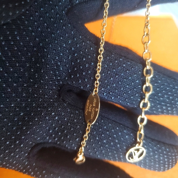 LV Essential V Necklace - Picture 7 of 12